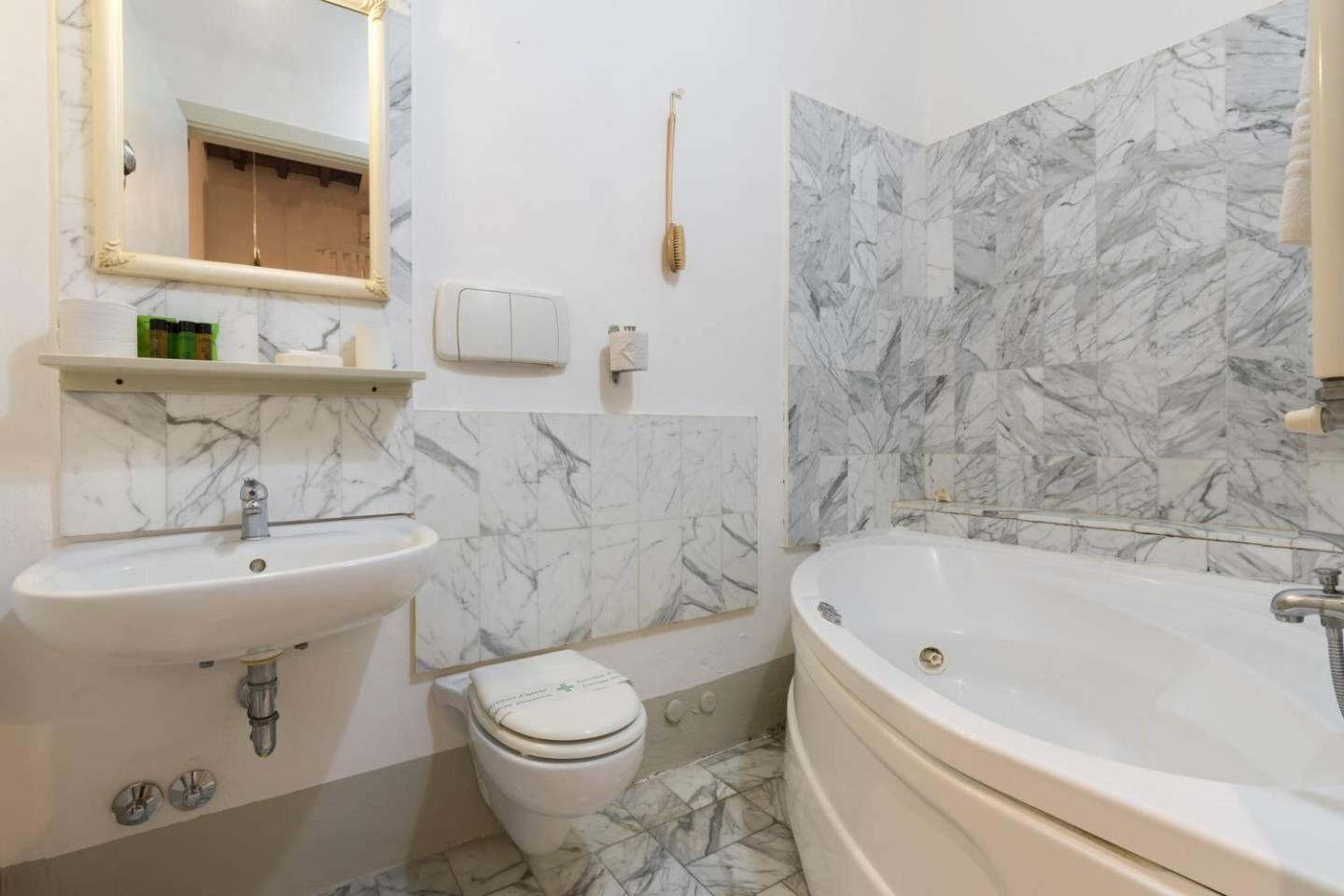 F4 - Santa Croce One Bedroom Flat 2 To 4 Guests 佛罗伦萨 外观 照片